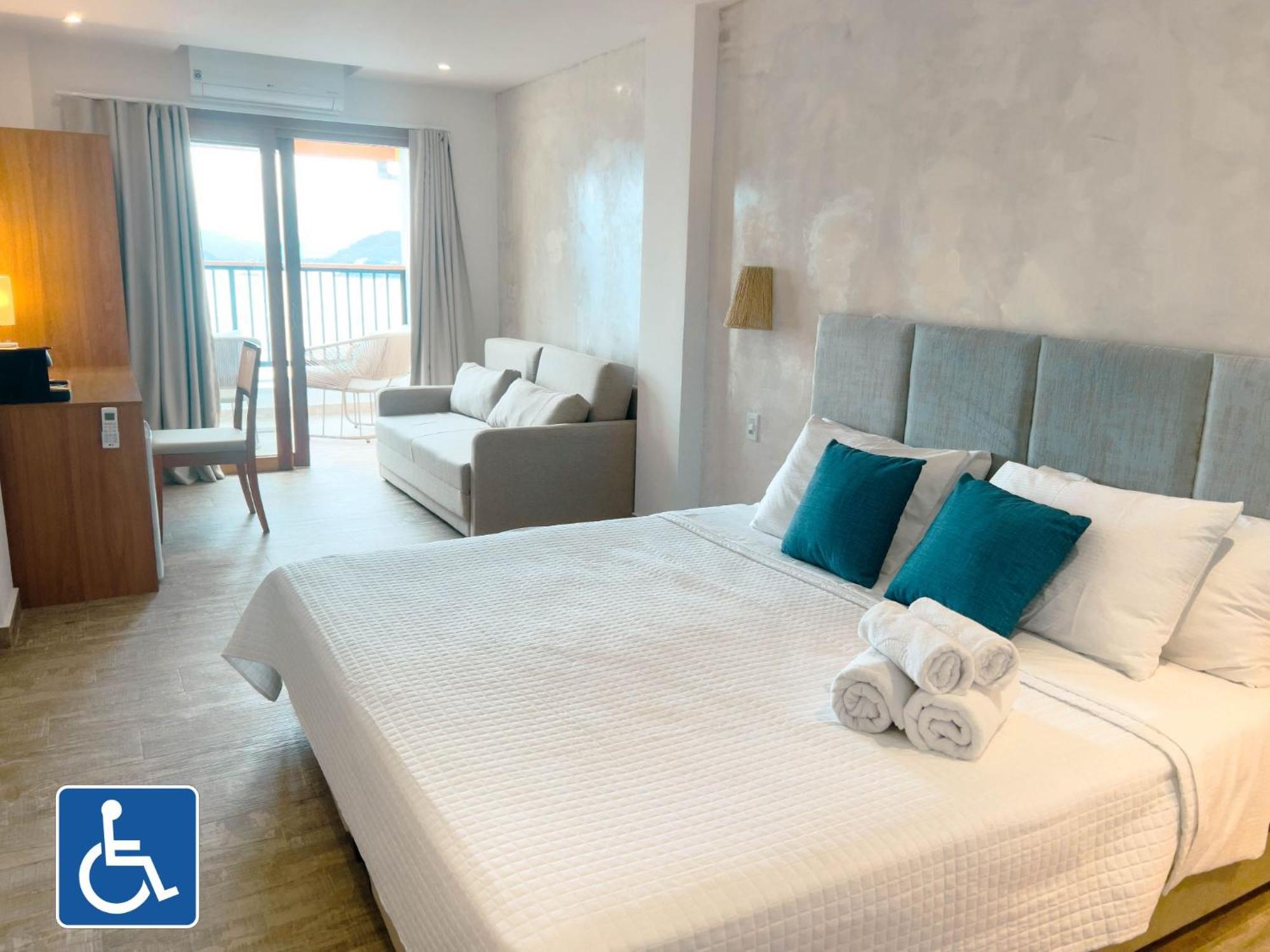 Quarto triplo com varanda e vista do mar