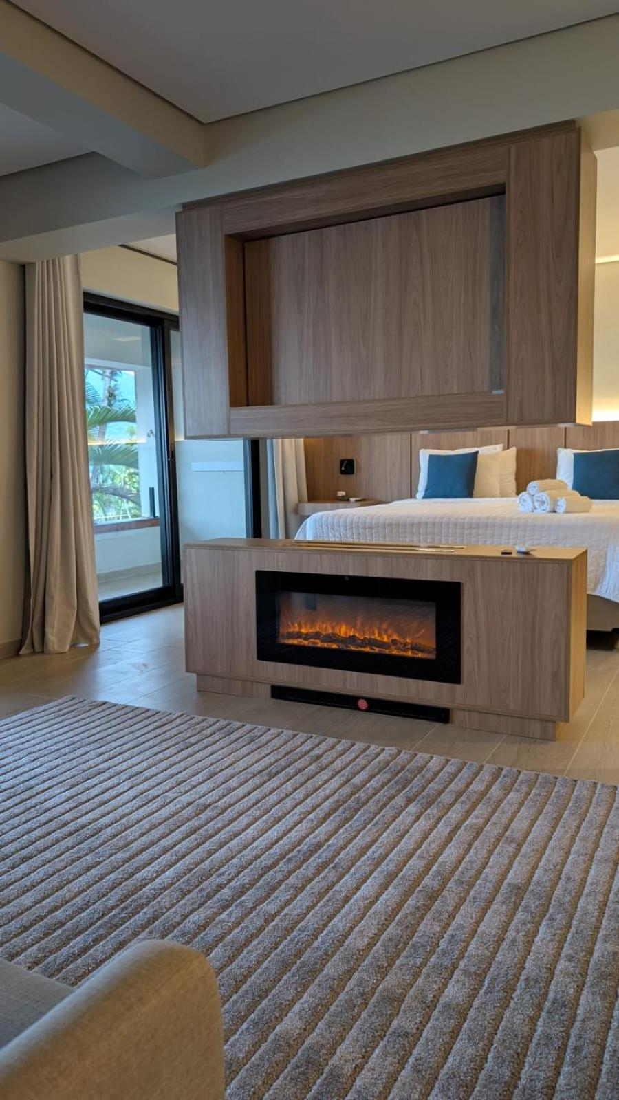 Suíte com Cama King-size e Banheira de Hidromassagem